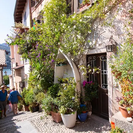 Apartman Residenza La Terrazza Di Dante: 2Br Apartment With Sunny Terrace - Happy Rentals *